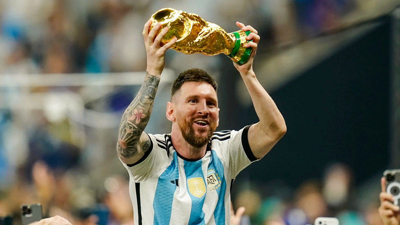 Messi lifts the gold trophy at the FIFA World Cup (2022)